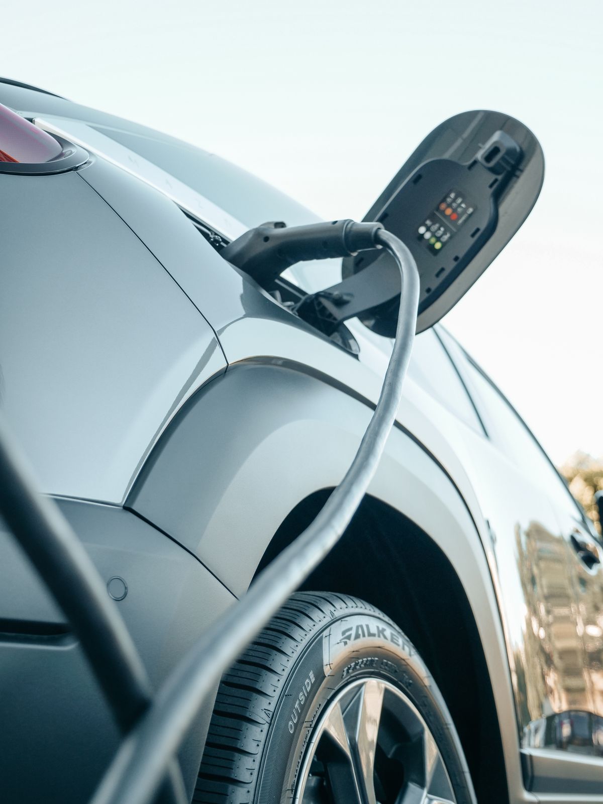 Coche eléctrico conectado a su cable de carga