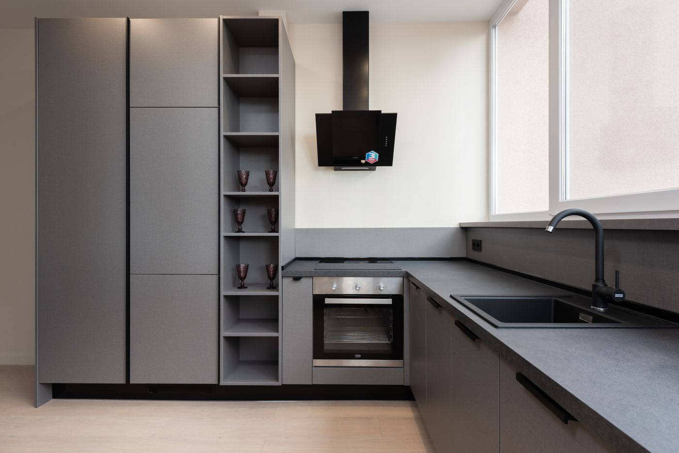 Cocina con horno eléctrico integrado y placa instalados