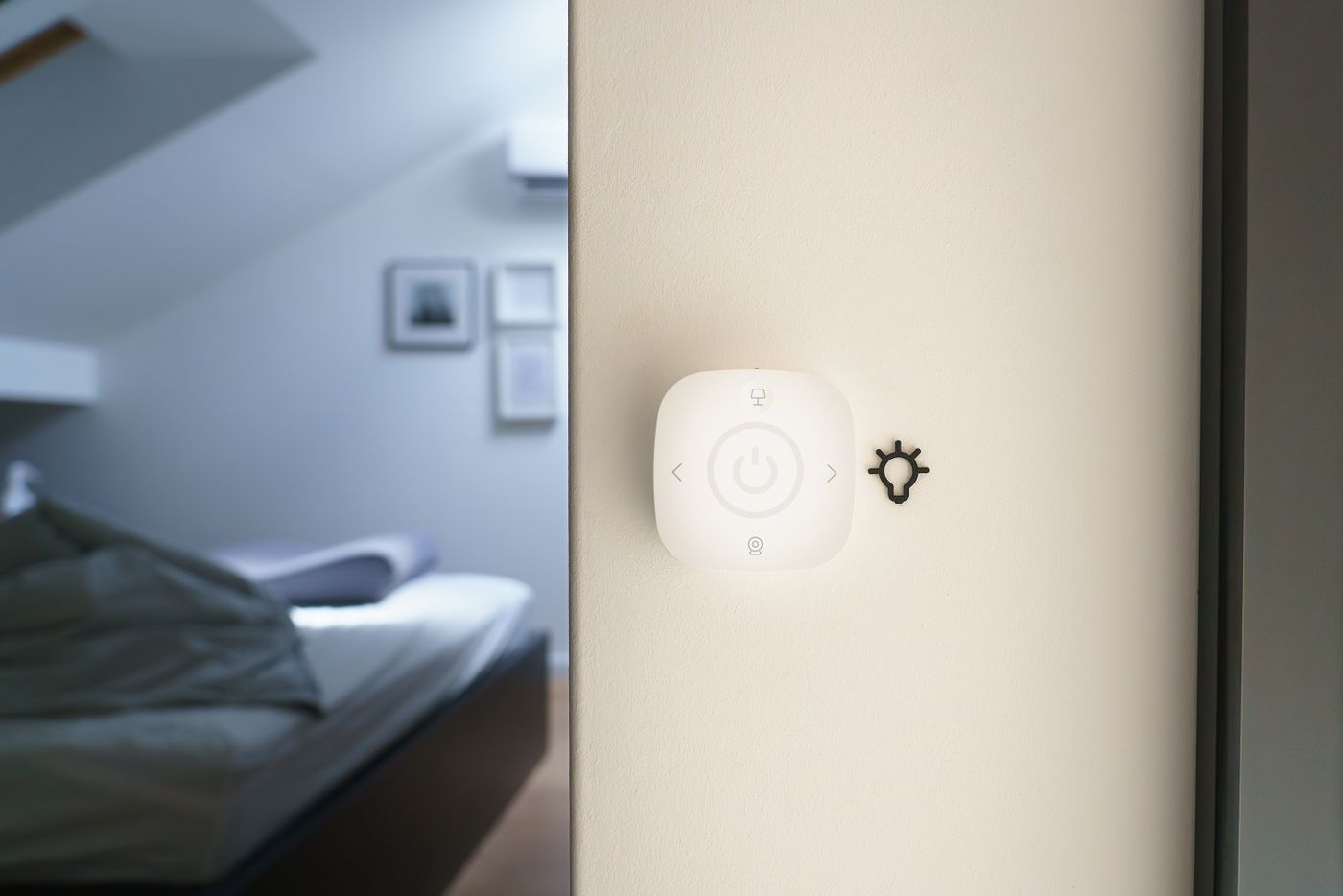 Pulsador inteligente de domótica en la pared de un dormitorio