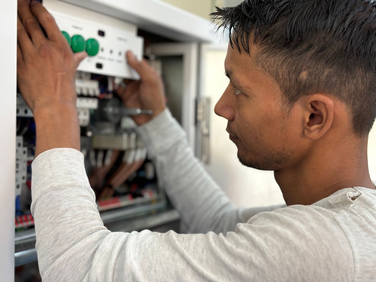 Electricista de Alaquàs revisando con atención un cuadro eléctrico