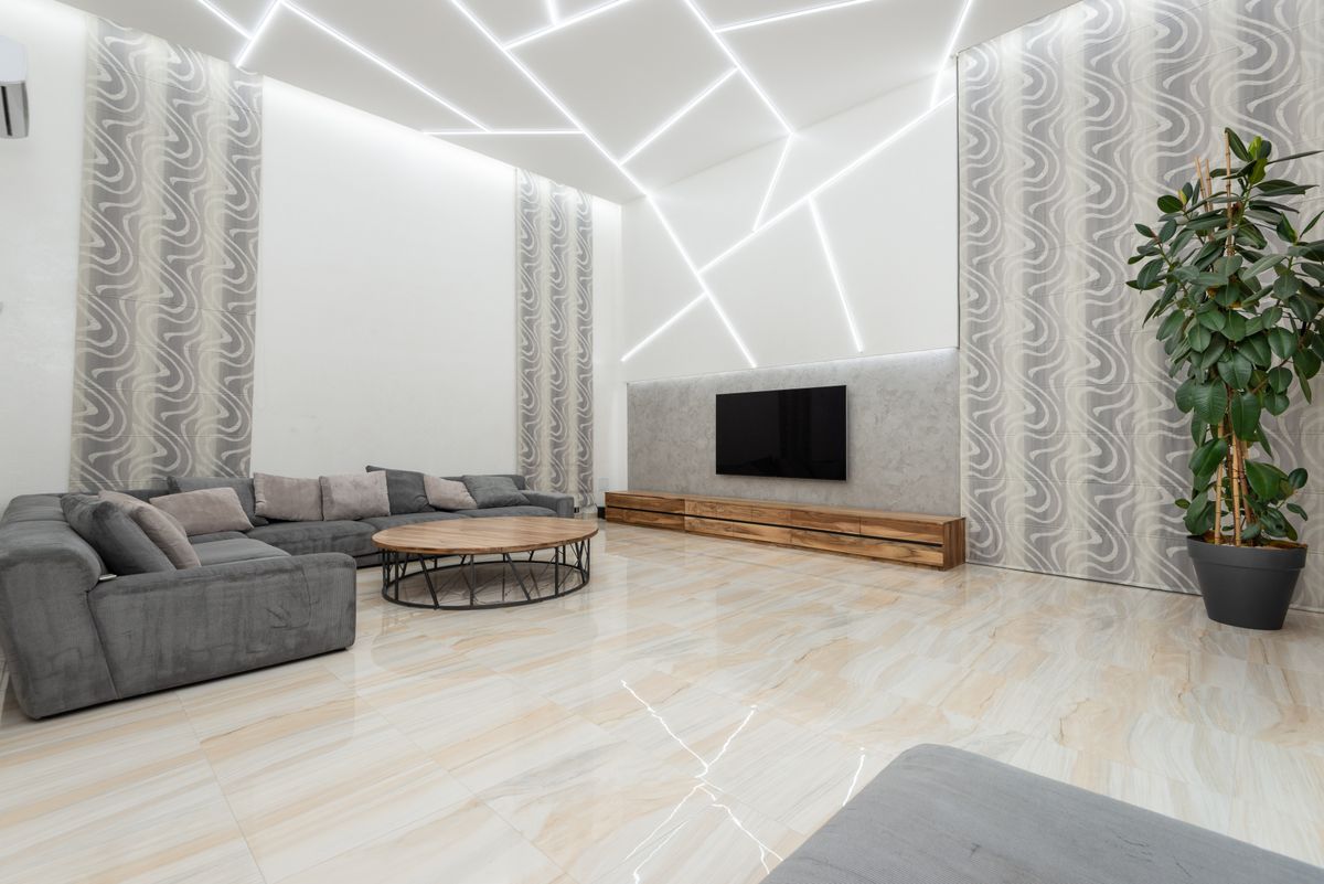 Salón luminoso con líneas de luz LED integradas en el techo