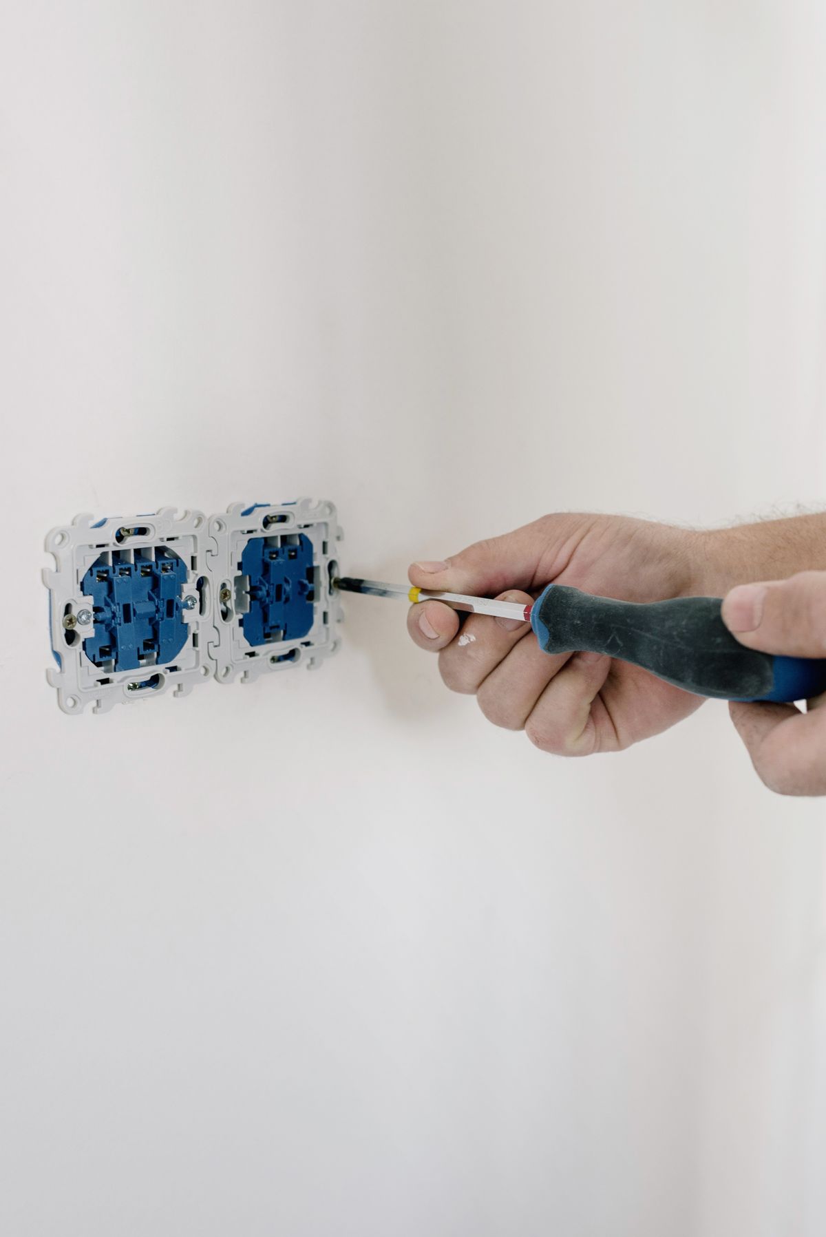 Electricista montando enchufes nuevos en una vivienda
