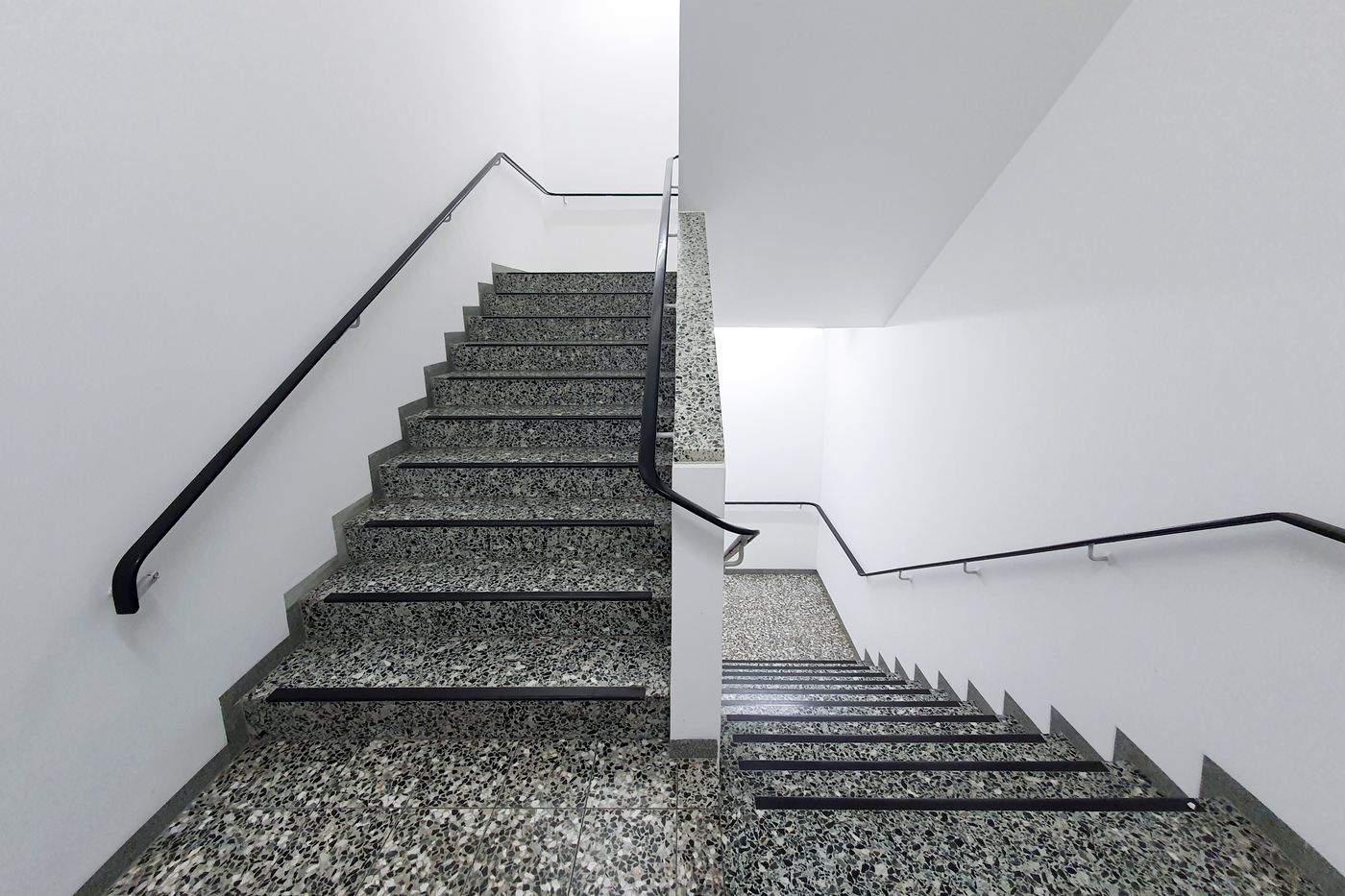 Escalera de un edificio de viviendas con alumbrado de zonas comunes