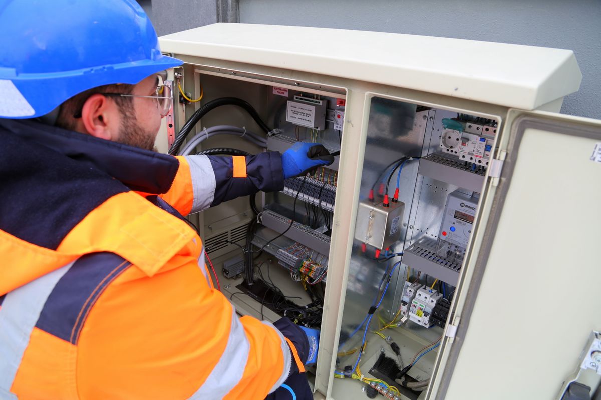 Electricista revisando un cuadro de protecciones de una instalación comunitaria