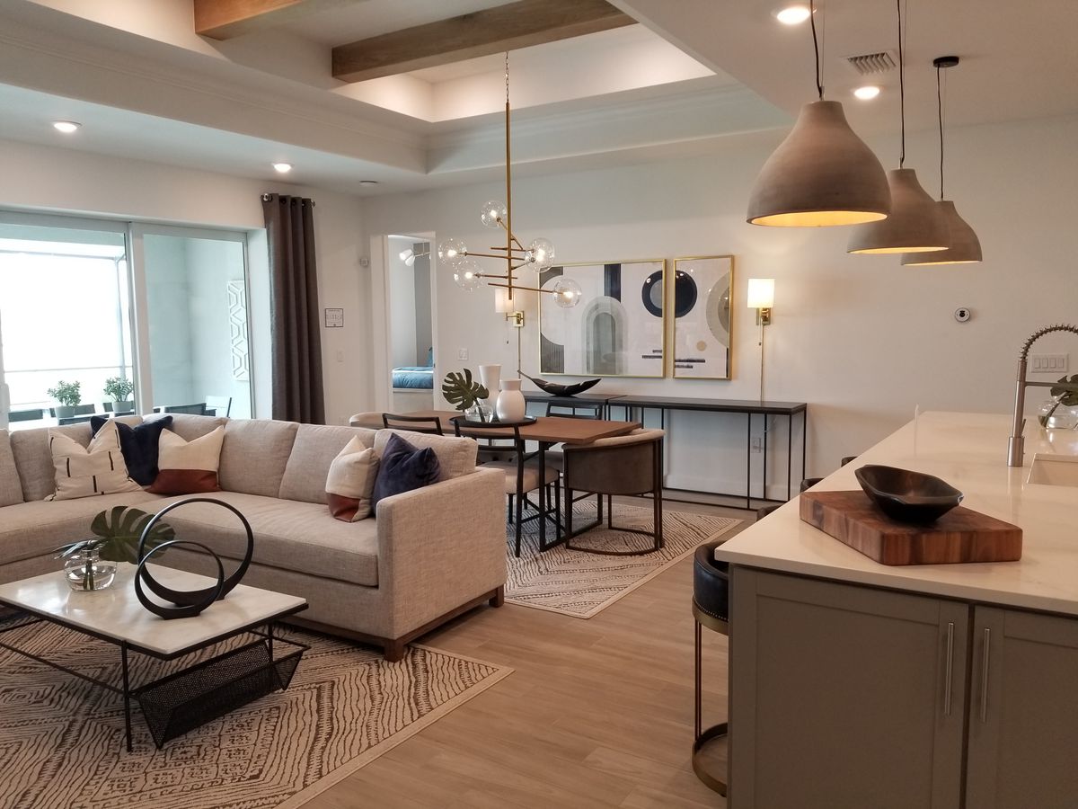 Salón y cocina de una vivienda moderna con buena iluminación